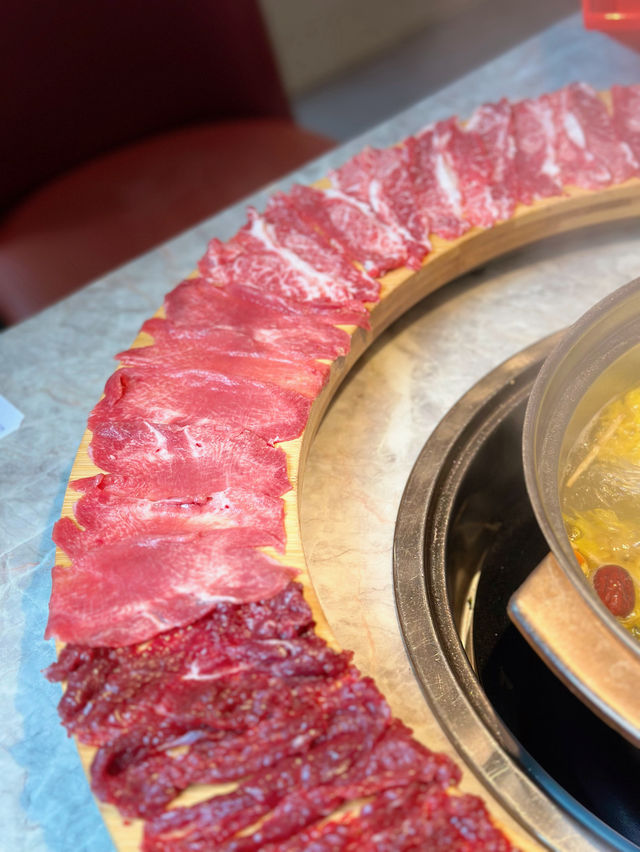 360度旋轉吃肉 實現牛肉自由 