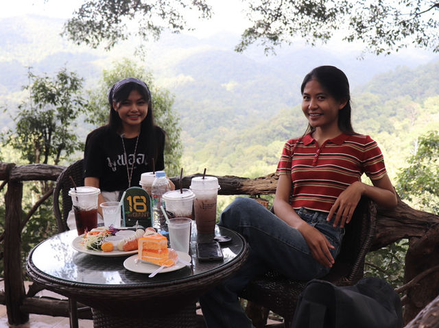 รับลมชมวิว จิบกาแฟ บนต้นไม้ใหญ่ 🌳☕️