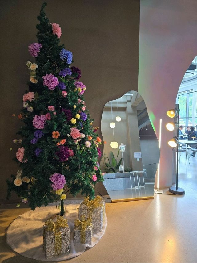크리스마스와 단풍시즌이 공존하는 대형카페🎄