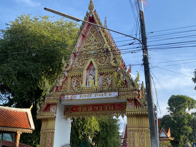 วัดสารวัน วัดสวยในไม้แก่น