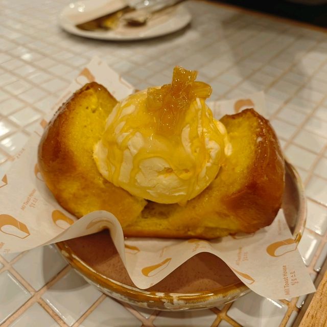 Mil Toast House ร้านขนมหวานฉ่ำๆ