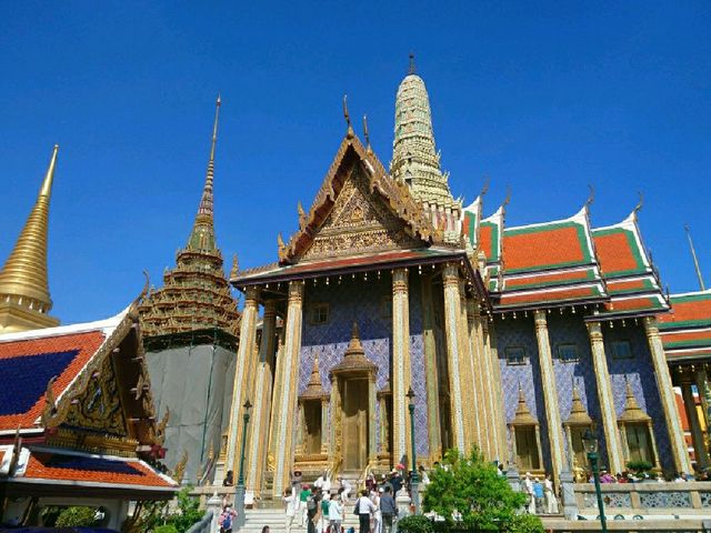 นั่งรถไฟฟ้าmrt..มาวัดพระแก้ว