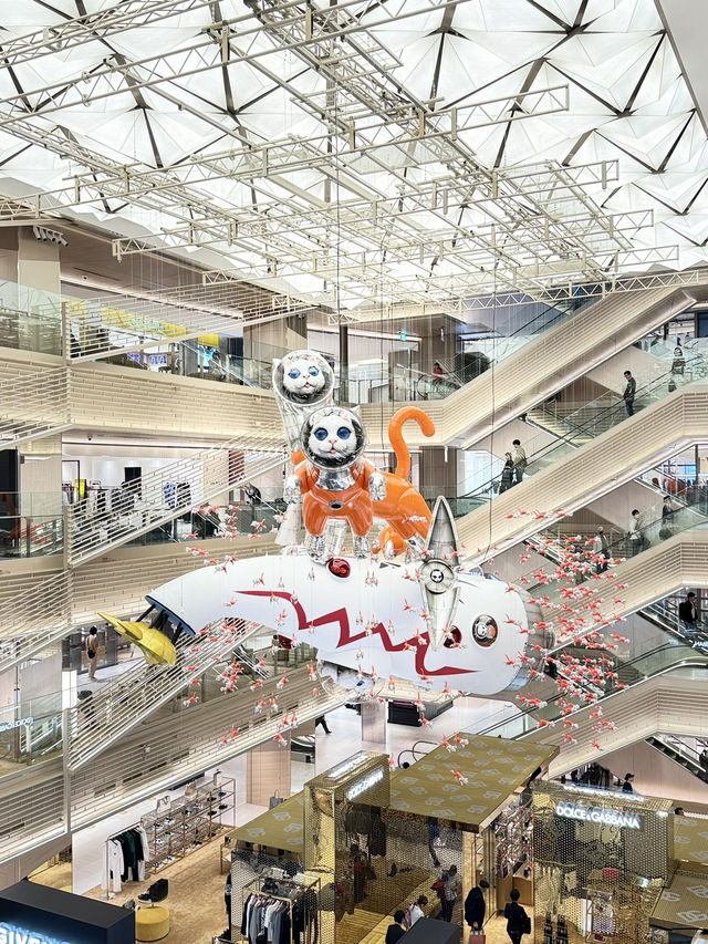 銀座シックス　BIG CAT BANG ヤノベケンジ