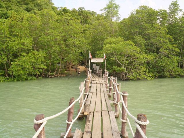 สะพานไม้อ่าวเตล็ด เที่ยวนครศรีธรรมราช