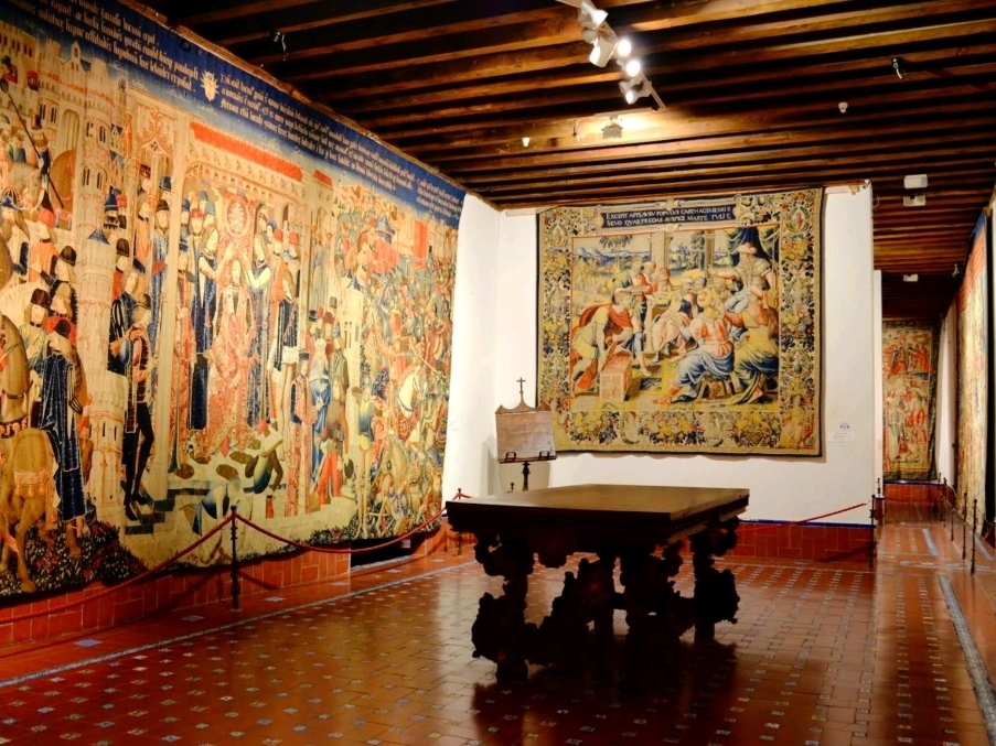 Cathedral Museum = Tapestry Art Museum?