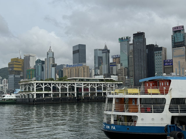 🌸 心靈的故鄉：金紫荊廣場的香港之旅 🌊