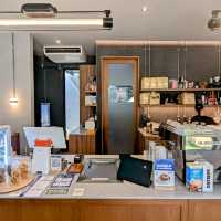 白天咖啡店，晚上變身酒吧：曼谷小幽靈咖啡 Little Ghost Cafe