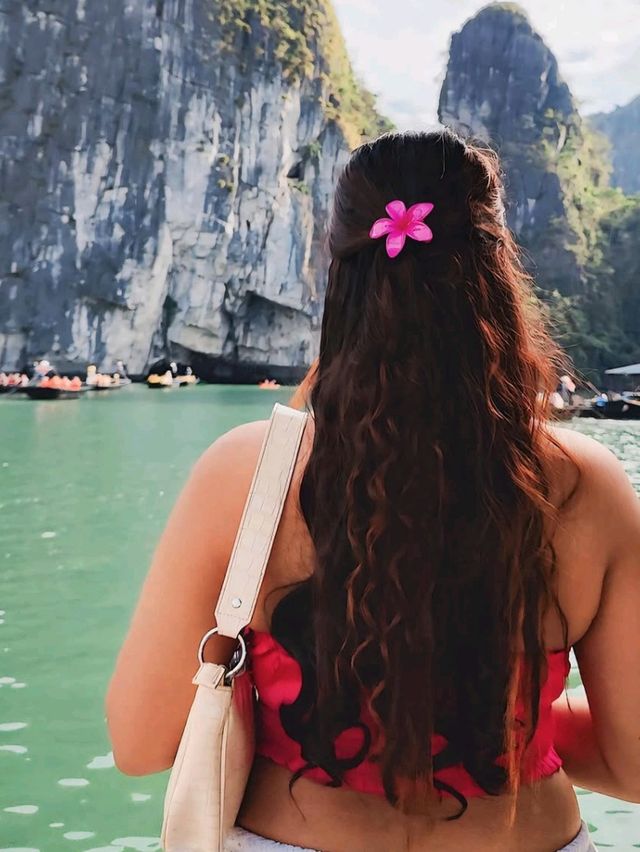 🌊 Explore the Stunning Ha Long Bay! 🏝️