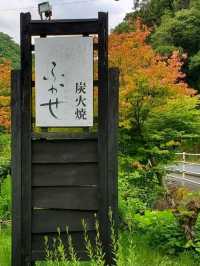 地鶏を炭火で焼いていただく