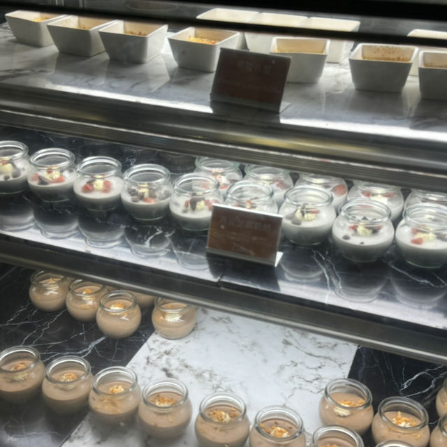 台北凱達大飯店的百宴自助晚餐！滿滿餐點種類，精緻裝潢很有氣氛！