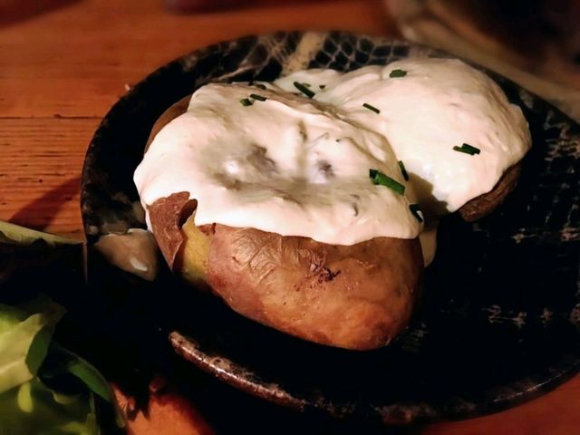 在洞穴中吃豬肋排？CK小鎮的地窖餐廳 Krčma Šatlava