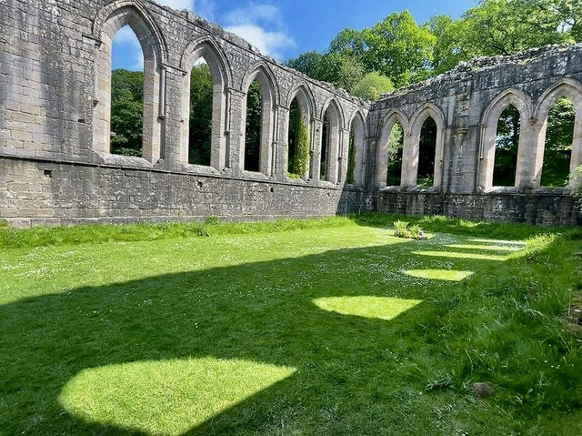 原來殘缺也可以這麼美～噴泉修道院Fountains Abbey