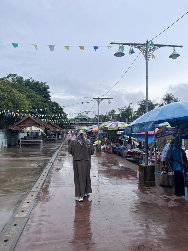 Khlong Hae Floating Market: A Flavorful Early Noon by the Water