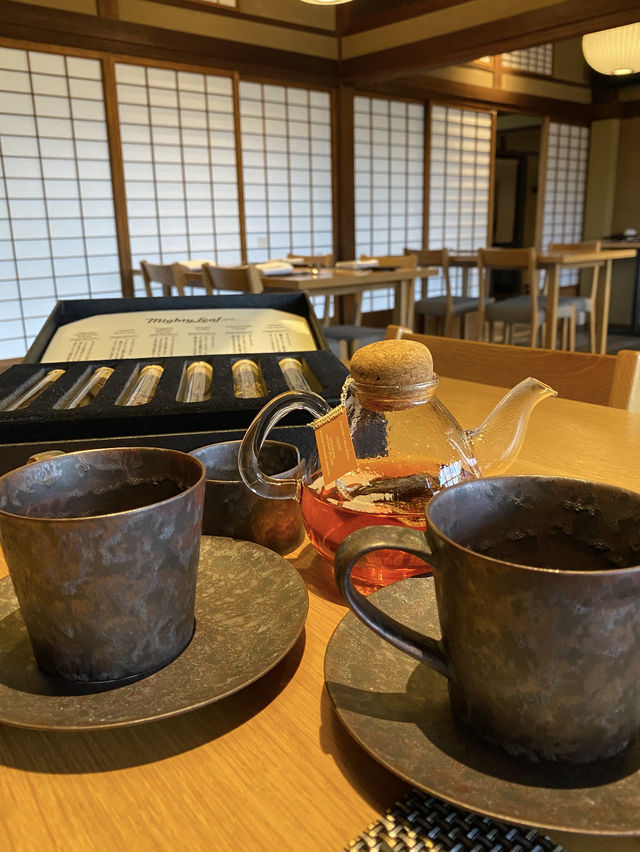 日本庭園を臨みながらホテルアフタヌーンティー