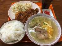 海風中的美味：宇流麻市的かね食堂 🍜