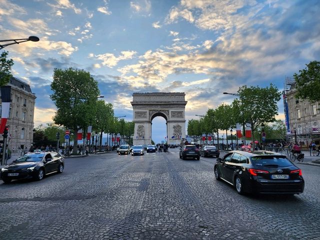 [🇫🇷パリ] 凱旋門とシャンゼリゼ通りでパリの歴史を感じる