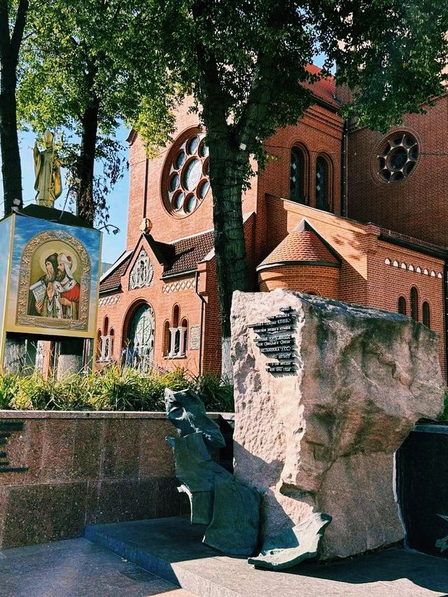 白俄羅斯著名古跡教堂景點：明斯克紅教堂Church of Saints Simon and Helena，適合打卡拍照
