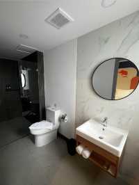 PLAAI Plus Hotel, Bowin