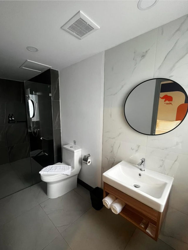 PLAAI Plus Hotel, Bowin