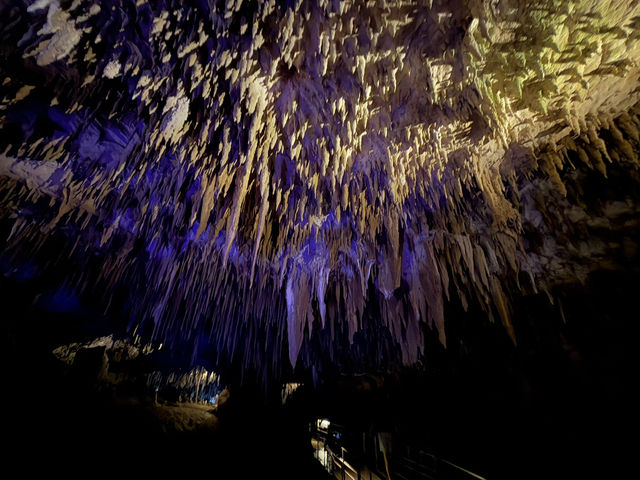 **日本沖繩玉泉洞：神秘又夢幻的地下奇景！🌿✨**  