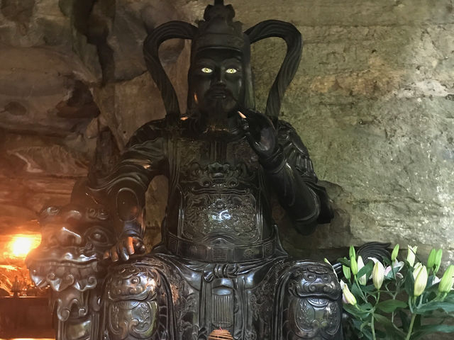 바이딘 사원 뒤편 동굴사원의 모습