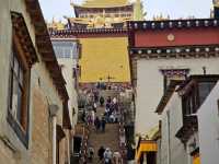 วัดซงจ้านหลิน (GandenSumtseling Monastery)