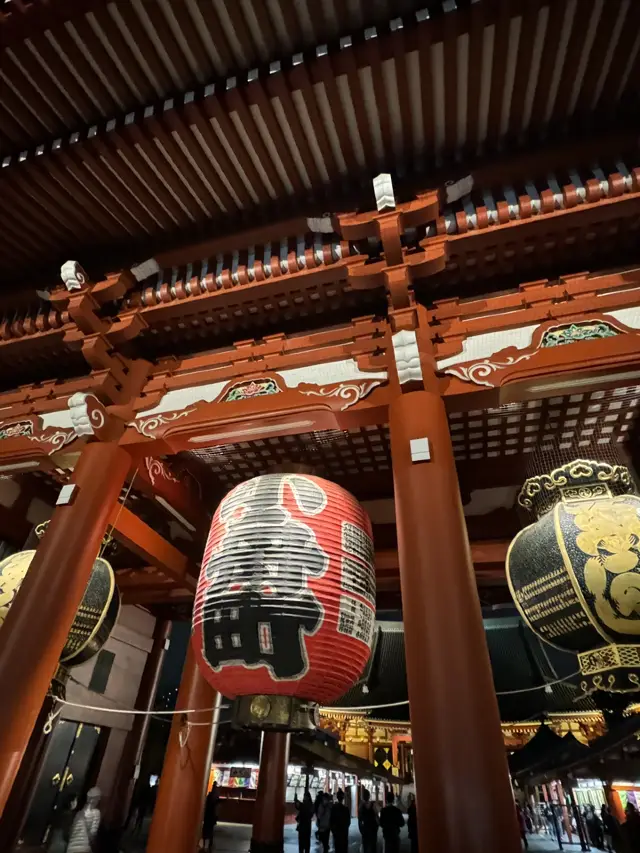 โตเกียว｜รถไฟใต้ดินสายอาซากุสะ｜การเดินทางสีแดงที่ผสมผสานระหว่างความดั้งเดิมและความทันสมัย