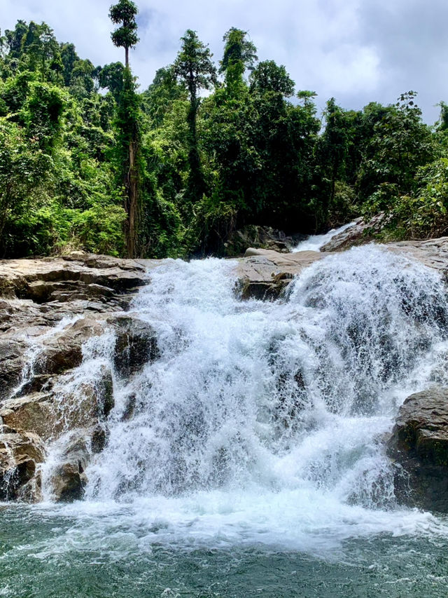 【Sebako Waterfall：穿越雨林，只為一場瀑布盛宴】 🌿🌊⛰️
