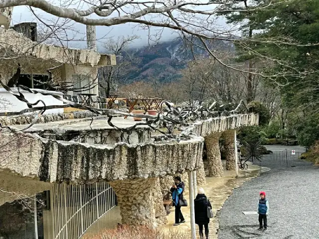 พิพิธภัณฑ์แก้วเวนิสแห่งฮาโกเน่ – การผสมผสานที่น่าหลงใหลระหว่างศิลปะและธรรมชาติ