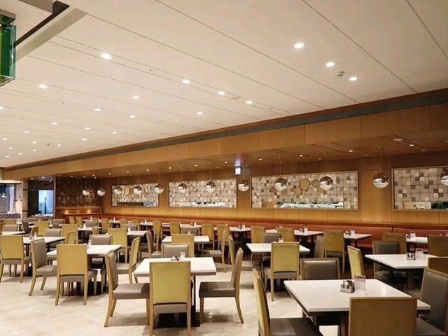 敘日全日餐廳就位於台北六福萬怡酒店的7樓，主打開放式廚房和各種豐盛的美食佳餚