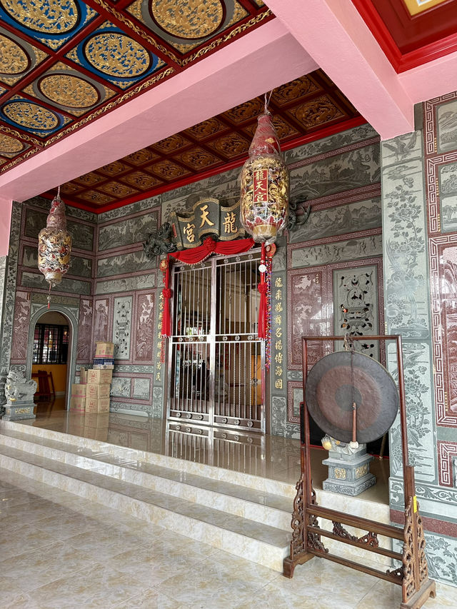 Peace in Red and Gold – Visiting Long Tian Gong