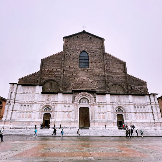 🍝🏛️ *"Bologna La Grassa: A Feast of Porticoes, Piazza & Ragù"* ✨🇮🇹
