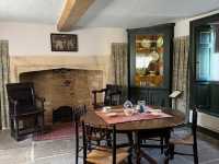 Kelmscott Manor: William Morris's Idyllic Retreat in the English Countryside 🇬🇧🏡