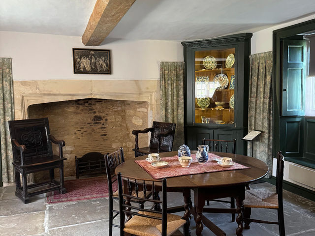 Kelmscott Manor: William Morris's Idyllic Retreat in the English Countryside 🇬🇧🏡