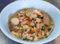 ร้านก๋วยเตี๋ยวเก่าแก่แปดริ้ว เปิดมาแล้วกว่า 60 ปี