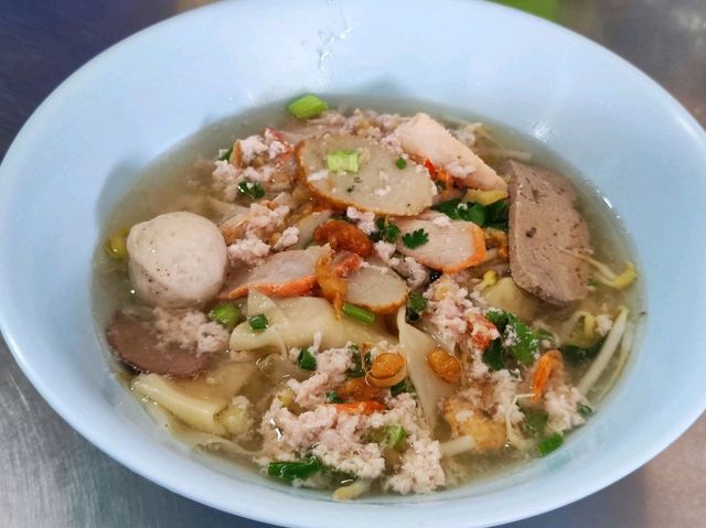 ร้านก๋วยเตี๋ยวเก่าแก่แปดริ้ว เปิดมาแล้วกว่า 60 ปี