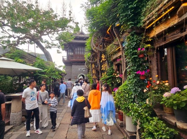 I came to this ancient town in Jiangnan, and I instantly fall in love with it