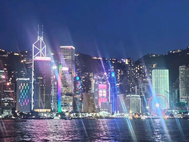 日與夜的景色都同樣令人沉醉的維多利亞港