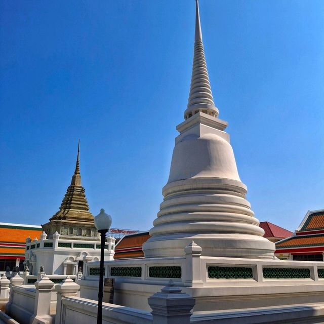 สักการะหลวงพ่อโต ซำปอกง ที่วัดกัลยาณ์