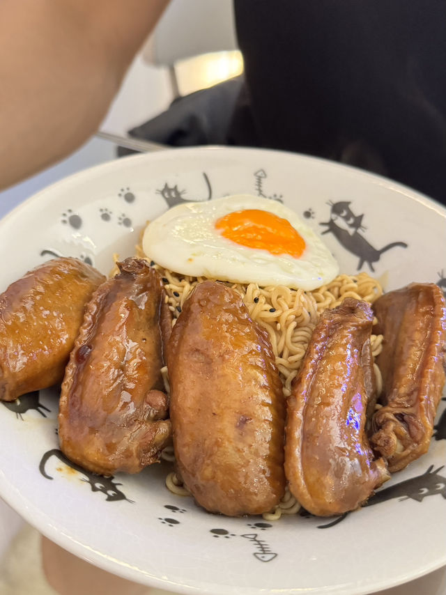在高雄，遇見一間會「喵」的港味回憶 ——《貓之家俱樂部 Cat’s Home Club》