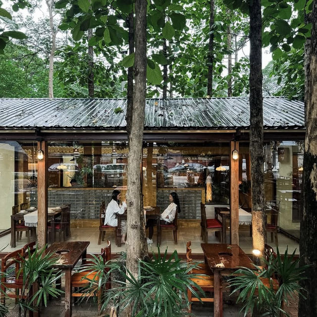 ทิวา & รษา Thai Kitchen and Café แบบสดใส 