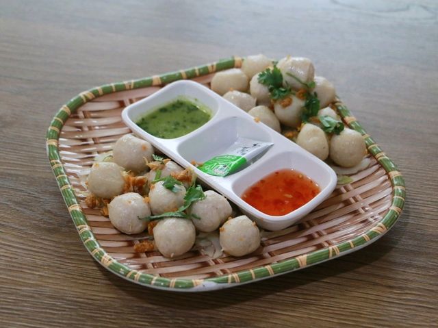 นิยมเส้น ก๋วยเตี๋ยวไก่ตุ๋น & ขนมจีนน้ำยาปักษ์ใต้ ม