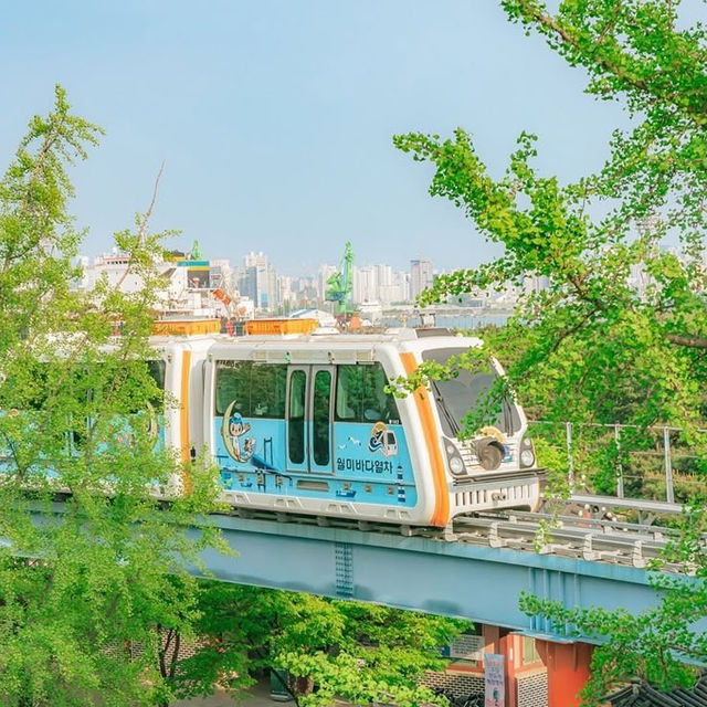 Wolmido Island: A Nostalgic Seaside Escape Just Outside Seoul"** 🌊🎡