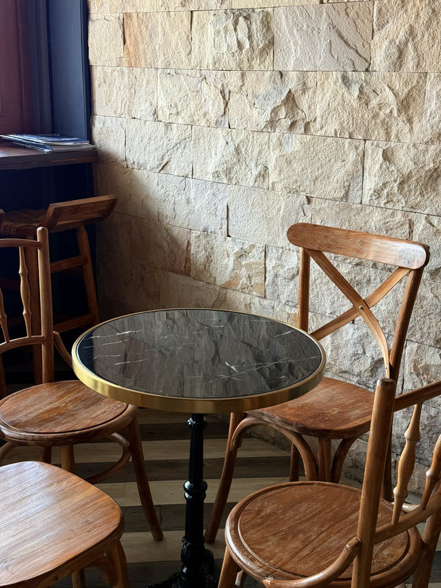 รีวิว Dusha Cafe Phuket: คาเฟ่ท่าเรือยอร์ชสุดชิค