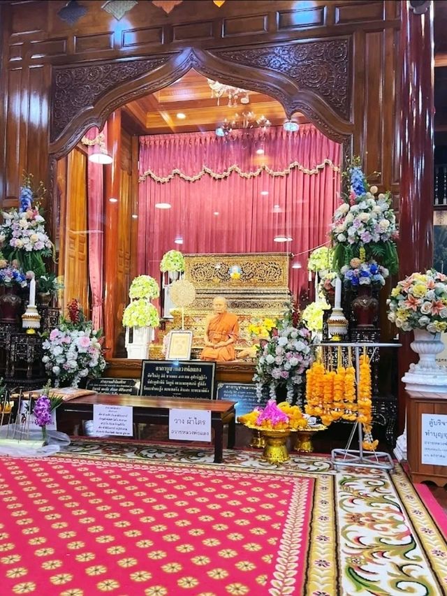 ชมถ้ำศักดิ์สิทธิ์และชมวิวเมืองที่วัดเขาบันไดอิฐกัน