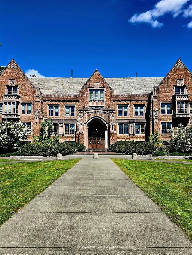 🏞️ University of Washington – A Snow-Capped Dream Campus