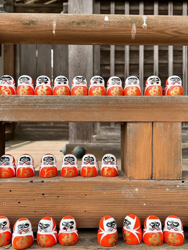 Daruma dreams and temple serenity at Katsuo-ji. 🎐🙏