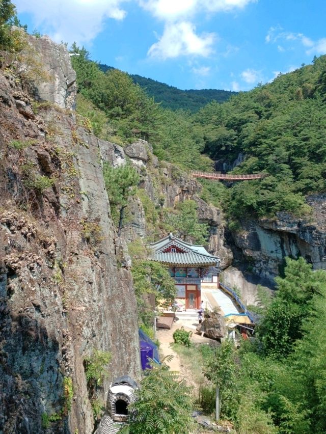 아찔함과 설렘이 함께하는 구절산 흔들다리