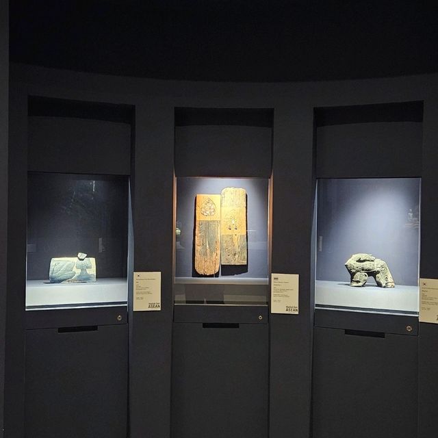 Gift from ASEAN leaders on display at National Art Gallery