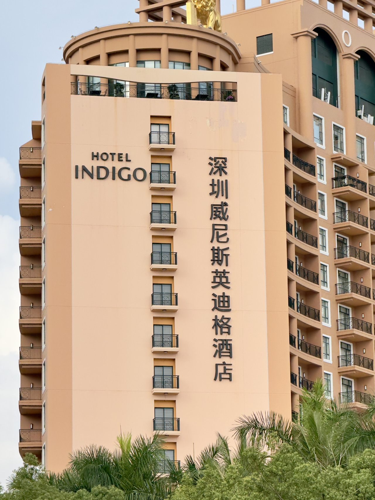 This time I chose to take a short trip to Shenzhen and stay at the Indigo Hotel Shenzhen Venice, which is legendary to walk in the “Venice of England”. The hotel is in an incomparably convenient location, close to Window of the World and Joyful Valley. You can get directly to the subway station in minutes by walking out of the door. You can feel the efficiency of city travel in minutes! 🌇

Photography enthusiasts won’t miss the fact that the Joy Valley Ferris Wheel near the hotel overlaps with the Shenzhen skyline. As soon as you turn around, you can feel the atmosphere of Shenzhen's modern city. Walking back into the hotel, even the corridors are very exotic, and every corner is an artistic "photo photo area".

Key hotel experience recommendations:
1. Indigo Hotel, Venice, Shenzhen
Address: 9026 Shennan Avenue, Overseas Chinese Town
As soon as you enter the lobby of this hotel, you can already feel the British characteristic design. The layered glass elements are like an extremely watery atmosphere. The light and shadow of indoor and outdoor are very chill! The rooms are spacious, and some rooms look out to the Window of the World or Joyful Valley view, which feels relaxing and stress-relieving. 
The breakfast buffet is super rich, with continental bread, freshly brewed coffee, and Chinese dim sum, whatever taste is taken care of. Facilities are complete: swimming pool, gym all available. Service, the staff is super friendly, the guest relations department is the MVP of the whole venue, any need is basically a call immediately to help solve!

Travel itinerary suggestions:
- Window of the World: 5 minutes walk to the entrance, easy to visit the "Mini Global Village" landmarks around the world. It is recommended to avoid noon on hot days. Go in in the evening without so much sun and better lighting.
- Shenzhen Joy Valley: 2 minutes from the hotel, exciting roller coaster, Ferris wheel night view must-do! Remember to arrange the queue time reasonably when there are many people, so that you can take a bath in the nightclub and feel more.
- City skyline stroll: Check-in during the day, especially recommended along the Joy Valley Ferris Wheel, Shenzhen modern architectural visions, invincible video.
- Overseas Chinese Town Creative Culture Park: Art galleries, design shops, hipster cafes are all complete, within walking distance, is a must-have for slow travel.

Guest Tips:
- The hotel is in a top-notch location, suitable for traveling with children/family friends, whether it is fun, walking or looking for food.
- For those who like selfies or photos, it is recommended to take pictures of the city view on the hotel pool platform during the day/twilight hours, with good light and high privacy.
- There is a subway station near the hotel, whether you go to Futian Port or Nanshan Technology Park.

Food recommendations:
- Hotel buffet breakfast, European and Chinese are very rich.
- The surrounding Overseas Chinese Town food street brings together hot pot, sauce and dessert shops, authentic and diverse.
- For afternoon tea, try the hotel Lounge, Italian coffee with handmade desserts, especially holiday feel!

Transportation Guide:
Opposite the main entrance of Shenzhen Venice Indigo Hotel is the subway station (Shennan Avenue, near Window of the World Station), which makes it absolutely convenient to transfer from the airport, Nanshan, or high-speed rail stations to the subway. For those who plan to take pictures in many places, it is recommended to buy a one-day or multi-day ticket for Shenzhen Metro, which saves time and is cost-effective.

Summary: Living in Indigo, you can enjoy the feeling of "being in Europe" and embrace the modern city atmosphere of Shenzhen. Entertainment, transportation and dining are extremely convenient.

#Shenzhen Travel #City Vacation New Experience #Venice Indigo Hotel #Where to Play on the Weekend #Family Travel Recommendation